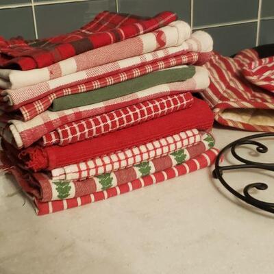 Lot 169: Trivet, Dishtowels & Oven Mitts