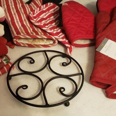 Lot 169: Trivet, Dishtowels & Oven Mitts