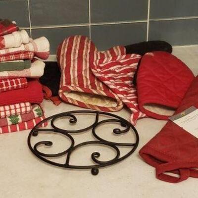 Lot 169: Trivet, Dishtowels & Oven Mitts