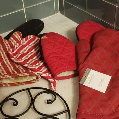 Lot 169: Trivet, Dishtowels & Oven Mitts