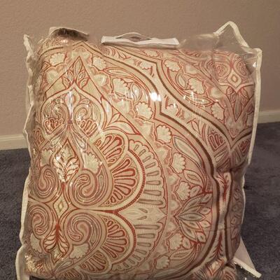 Lot 218: Queen/Full Size Comforter 