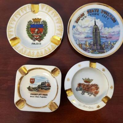Set of 4 Vintage souvenir Ashtrays/Pintrays