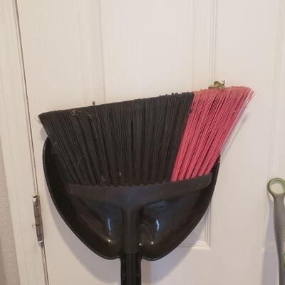 Lot 222: Swiffer Sweeper and Broom & Dust Pan