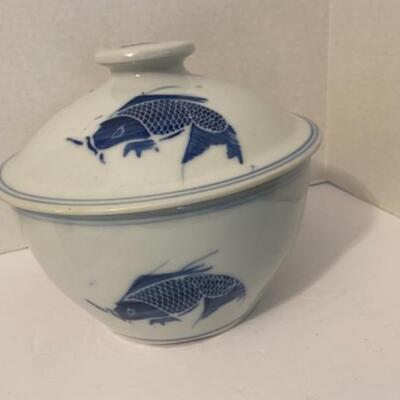 B- 508 Large Blue and White Fish Covered Porcelain Dish 