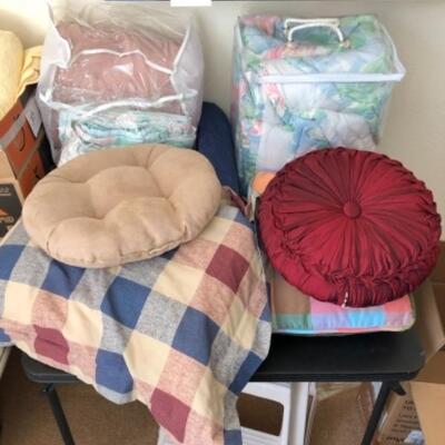 Lot 36U. One king size duvet cover and sheets; 4 cushions/throw pillows--$45
