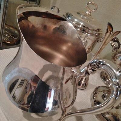 LOT 47  SILVER PLATE SERVING/BAR WARE CHAMPAGNE COOLER, ICE BUCKET & MORE