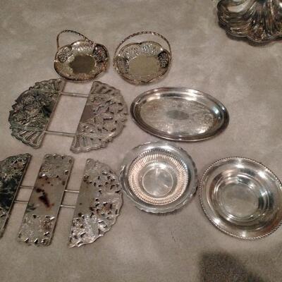 LOT 50  ASSORTMENT OF PLATTERS AND SERVING DISHES 