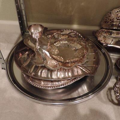LOT 50  ASSORTMENT OF PLATTERS AND SERVING DISHES 