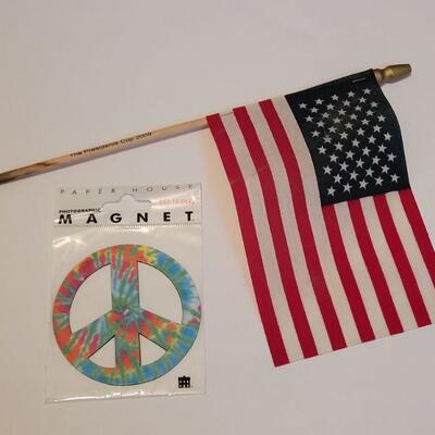 Lot #359: Patriotic Peace Bundle - Flag from THE PRESIDENTS CUP 2009 + Peace Magnet 
