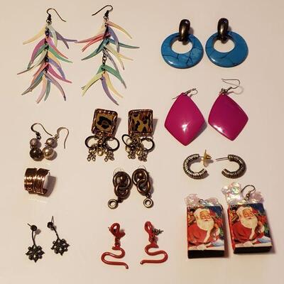 Lot 458: Earrings lot