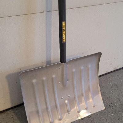 Lot #473: TRUE TEMPER Snow Shovel w/ Aluminum Scrape Base