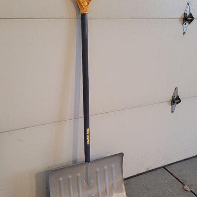 Lot #473: TRUE TEMPER Snow Shovel w/ Aluminum Scrape Base