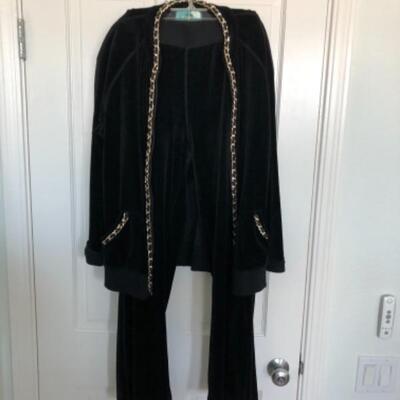 Lot 116U. Large assortment of new robes and nightgowns, lounge wear, peignoir sets, (Victoria Secret, Natori), Size Large--$125