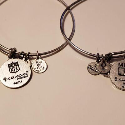 Lot 492: New York Yankees Bracelets 