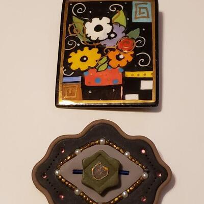 Lot 494: Artist made Brooches