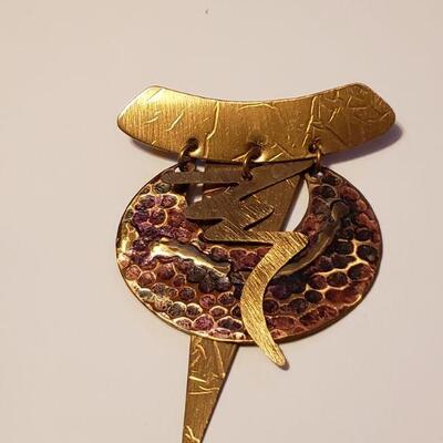 Lot 495: Artist made Brooches