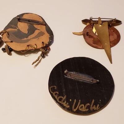 Lot 495: Artist made Brooches