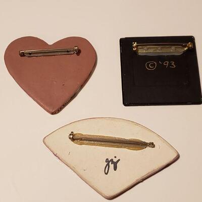 Lot 496: Artist made Brooches 