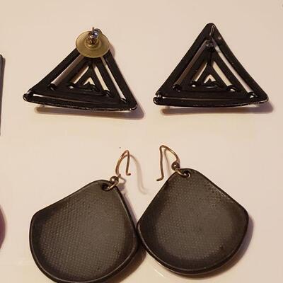 Lot 498: Earring lot