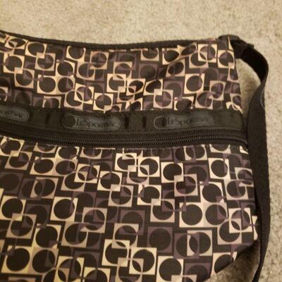 Lot 555: Handbag lot