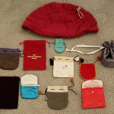 Lot 565: Jewelry Bags lot