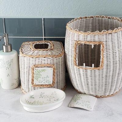 Lot 568: Bathroom Accessories lot