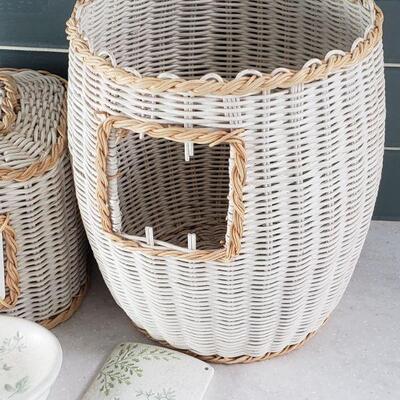 Lot 568: Bathroom Accessories lot