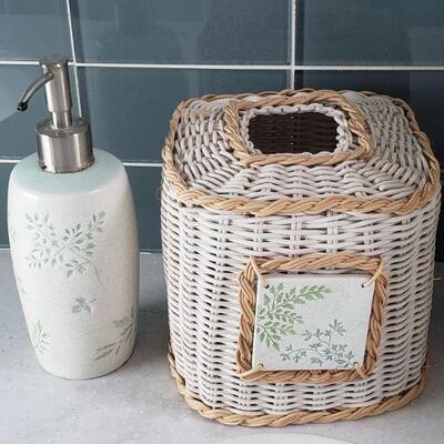 Lot 568: Bathroom Accessories lot