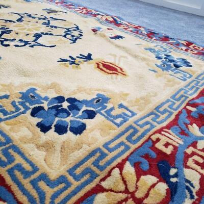 Lot 571: Area Rug