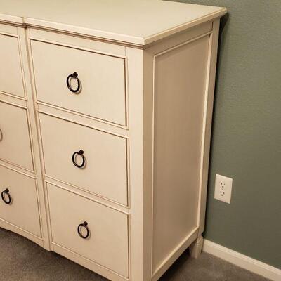 Lot 593: Universal Dresser