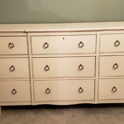Lot 593: Universal Dresser