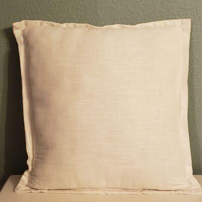 Lot 601: Cardinal Decorative Pillow 
