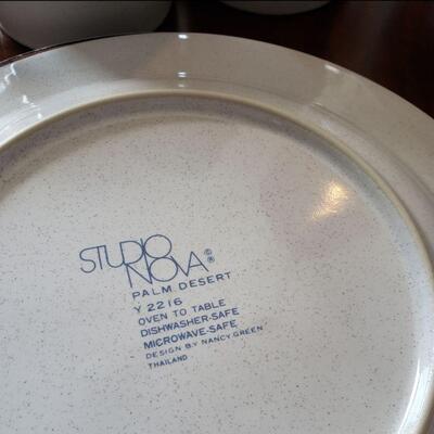 Lot 622: Studio Nova Dish Set