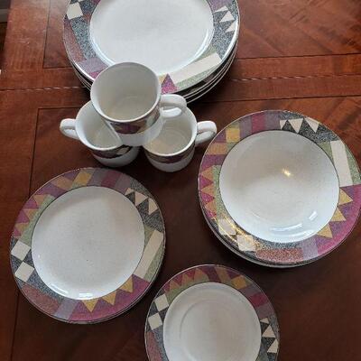 Lot 622: Studio Nova Dish Set