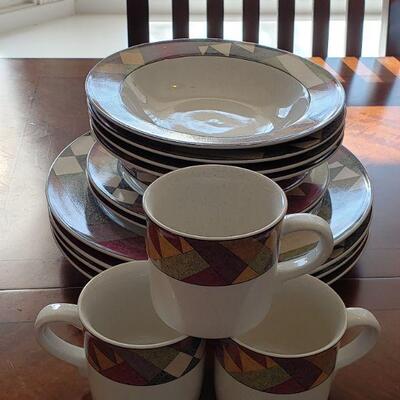 Lot 622: Studio Nova Dish Set