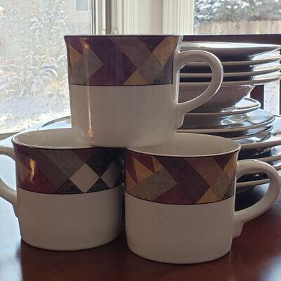 Lot 622: Studio Nova Dish Set