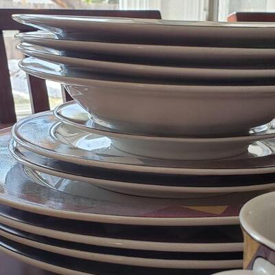 Lot 622: Studio Nova Dish Set