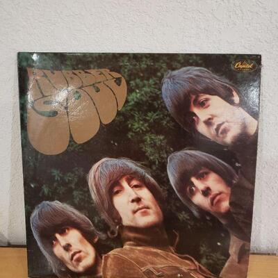 Lot 654: Vintage RUBBER SOUL The Beatles Vinyl Record