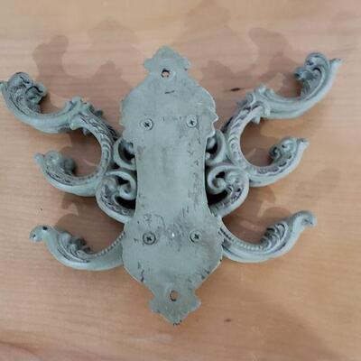 Lot 659: 4 Arm Iron Hanger