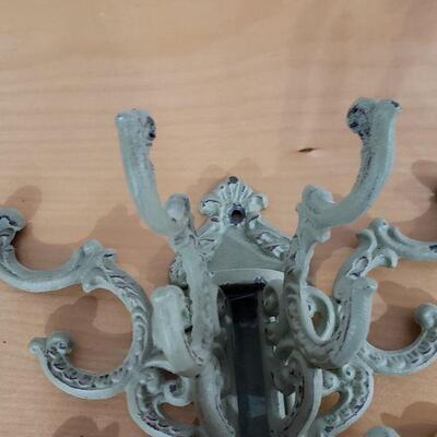 Lot 659: 4 Arm Iron Hanger