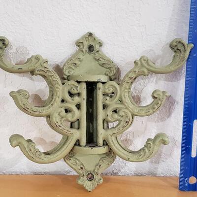 Lot 659: 4 Arm Iron Hanger