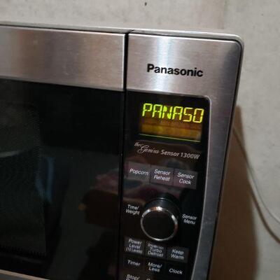 Lot 677: Panasonic Microwave 