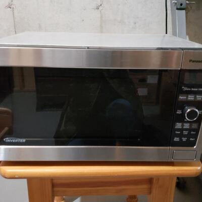 Lot 677: Panasonic Microwave 