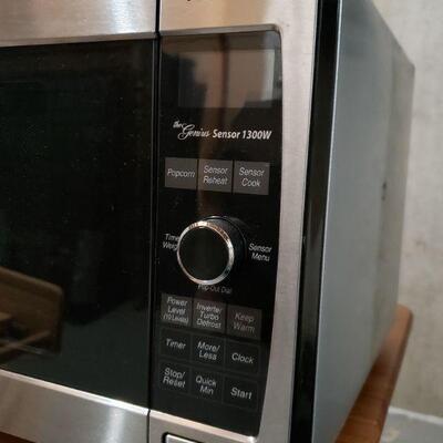 Lot 677: Panasonic Microwave 