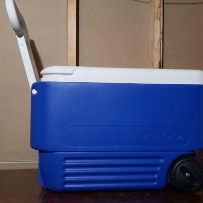 Lot 679: Full Size Ice Chest with Handle and Wheels 