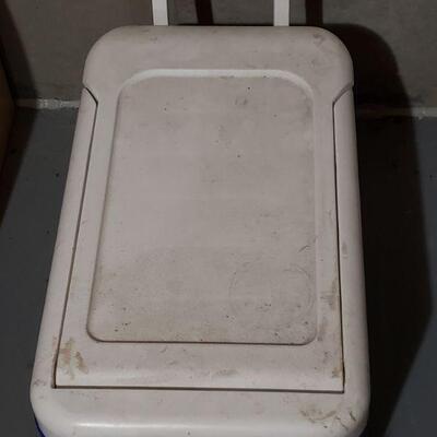 Lot 679: Full Size Ice Chest with Handle and Wheels 