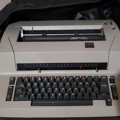 Lot 683: Vintage IBM Personal Typewriter 