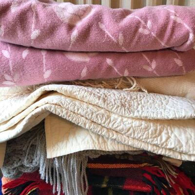 Assortment of Blankets, Bedspreads and Throws (151)