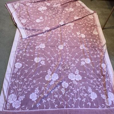 Assortment of Blankets, Bedspreads and Throws (151)
