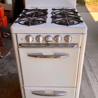 LOT 55  VINTAGE O'KEEFE & MERRITT APARTMENT SIZE GAS STOVE